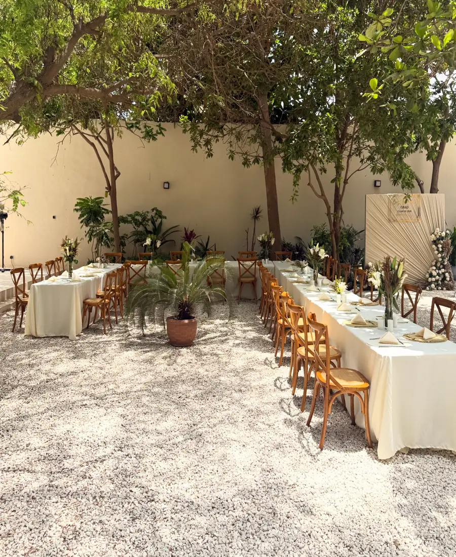 Tables dressées sous les arbres du Jardin Keur Mamie Charlotte, aux Almadies à Dakar